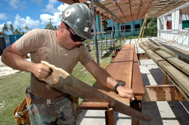 charpentier-CAVALAIRE SUR MER-min_worker_construction_building_carpenter_male_job_build_helmet-893290